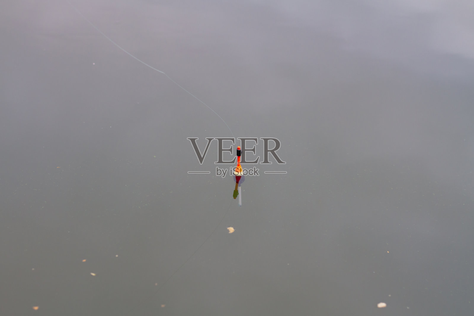 红色浮在水面上垂钓照片摄影图片