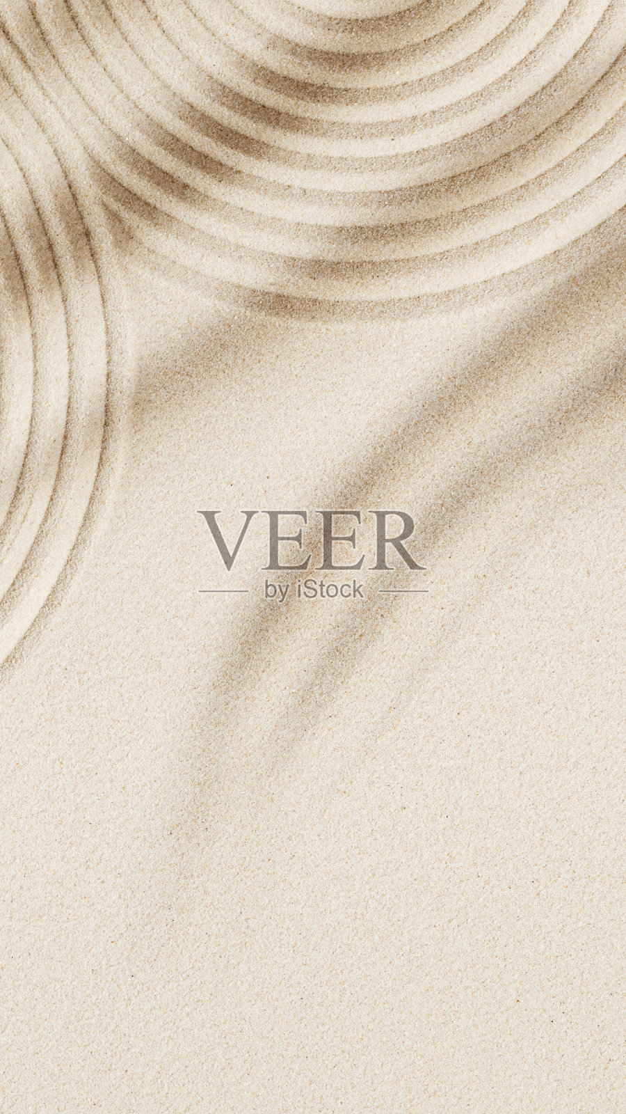 日本禅宗花园的专注和灵性，在沙子和棕榈叶的阴影中画出的线条照片摄影图片