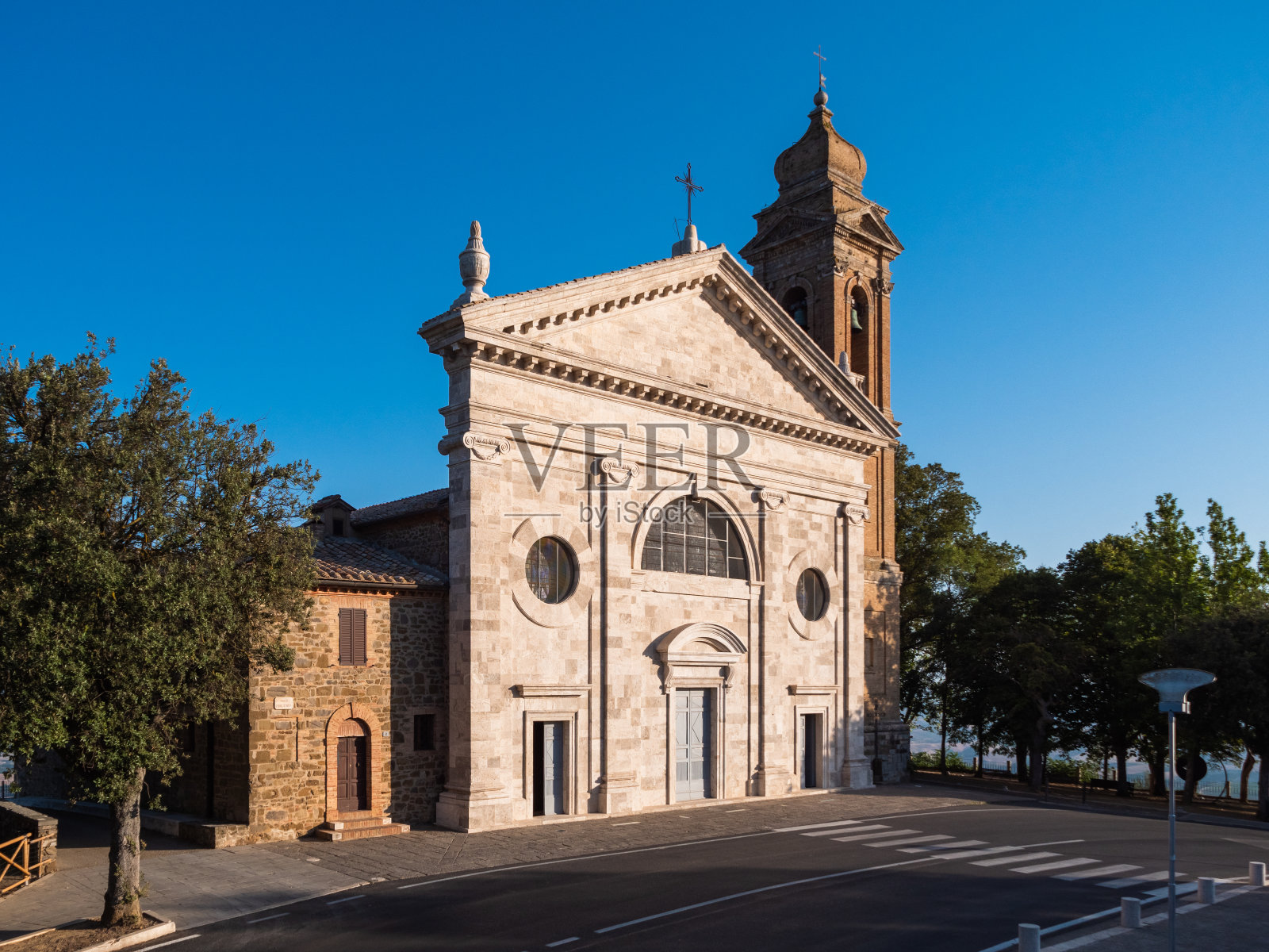 位于托斯卡纳蒙塔奇诺的圣母教堂或圣玛丽亚教堂照片摄影图片
