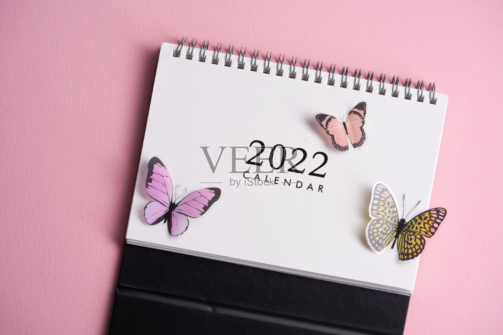 2022年日历装饰蝴蝶在粉红色的背景照片摄影图片