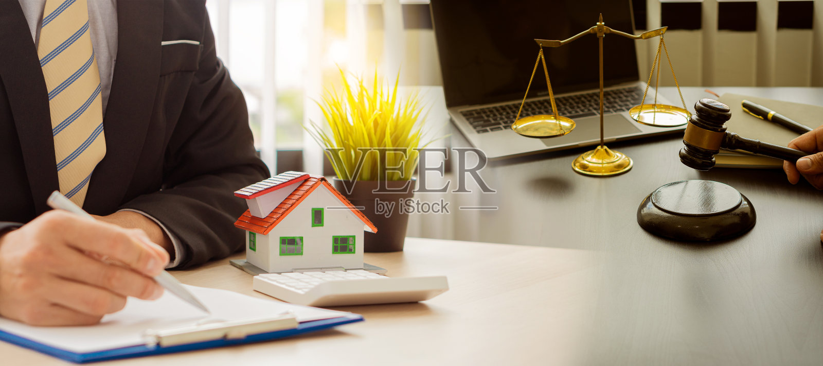 房产经纪人与律师洽谈房屋贷款及保险事宜，签署租赁合同照片摄影图片