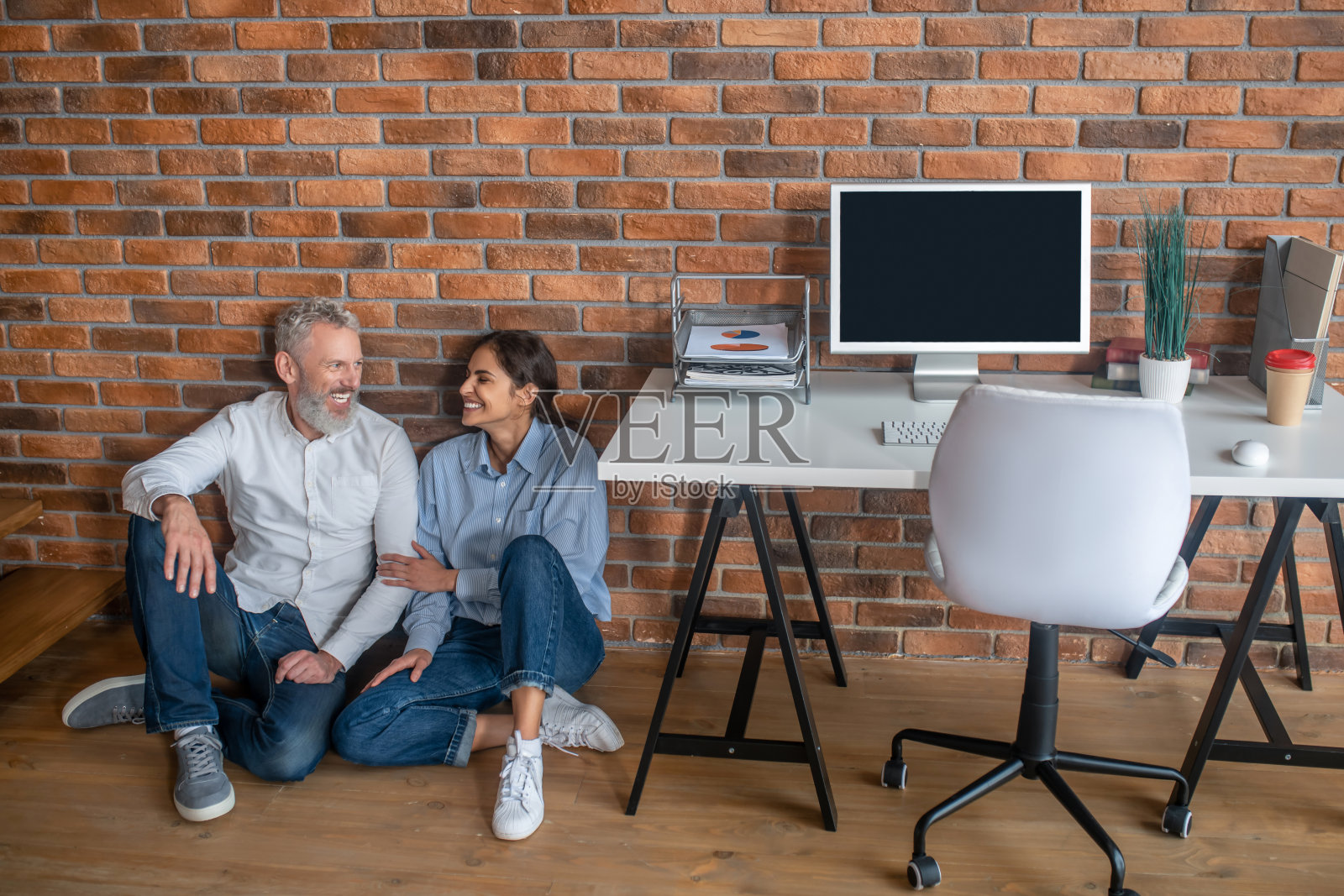 两个人坐在地板上聊天照片摄影图片