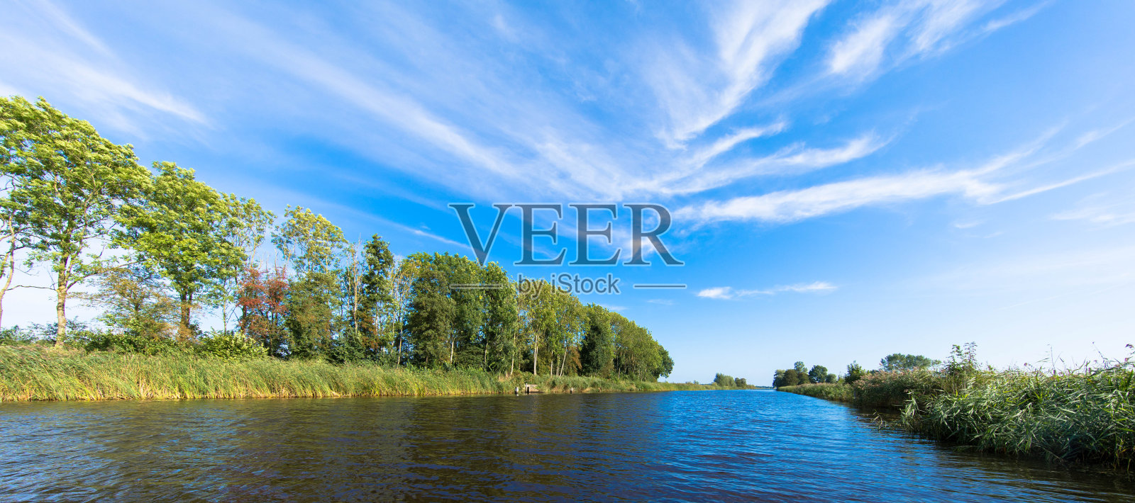 从运河Kükhernster Feart之间的Leeuwarden和Groningen在荷兰弗里斯兰照片摄影图片