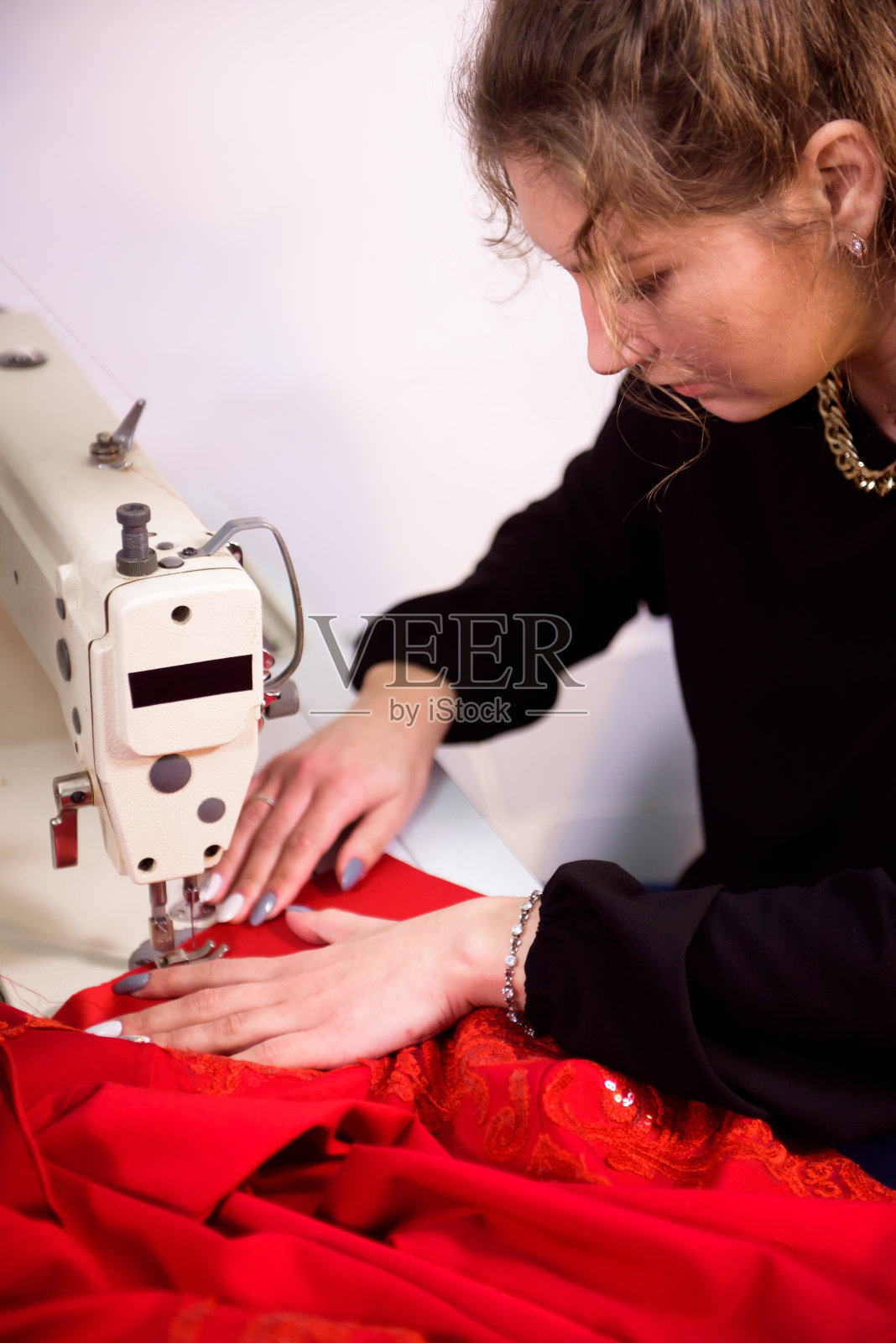 用缝纫机缝衣服。应变的组织。照片摄影图片