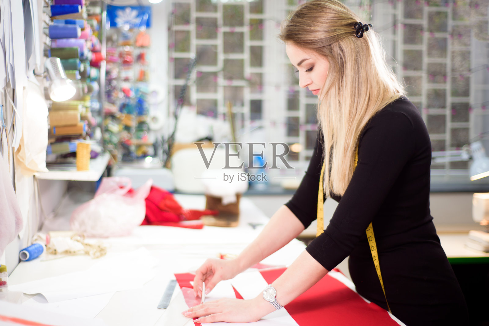 时装设计师，裁缝或下水道在车间工作室设计新的收集衣服。照片摄影图片