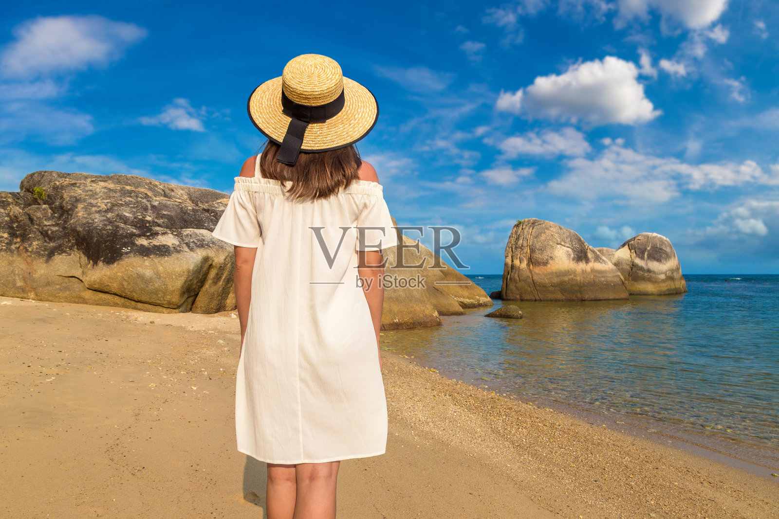 热带沙滩上的女人照片摄影图片