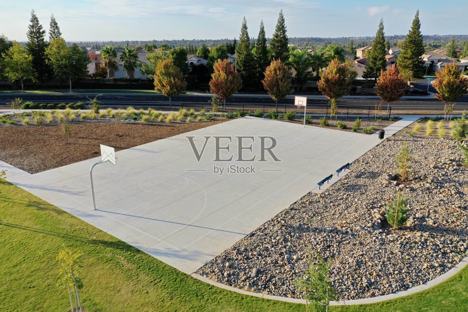 俯视着加州罗斯维尔的一个空篮球场照片摄影图片