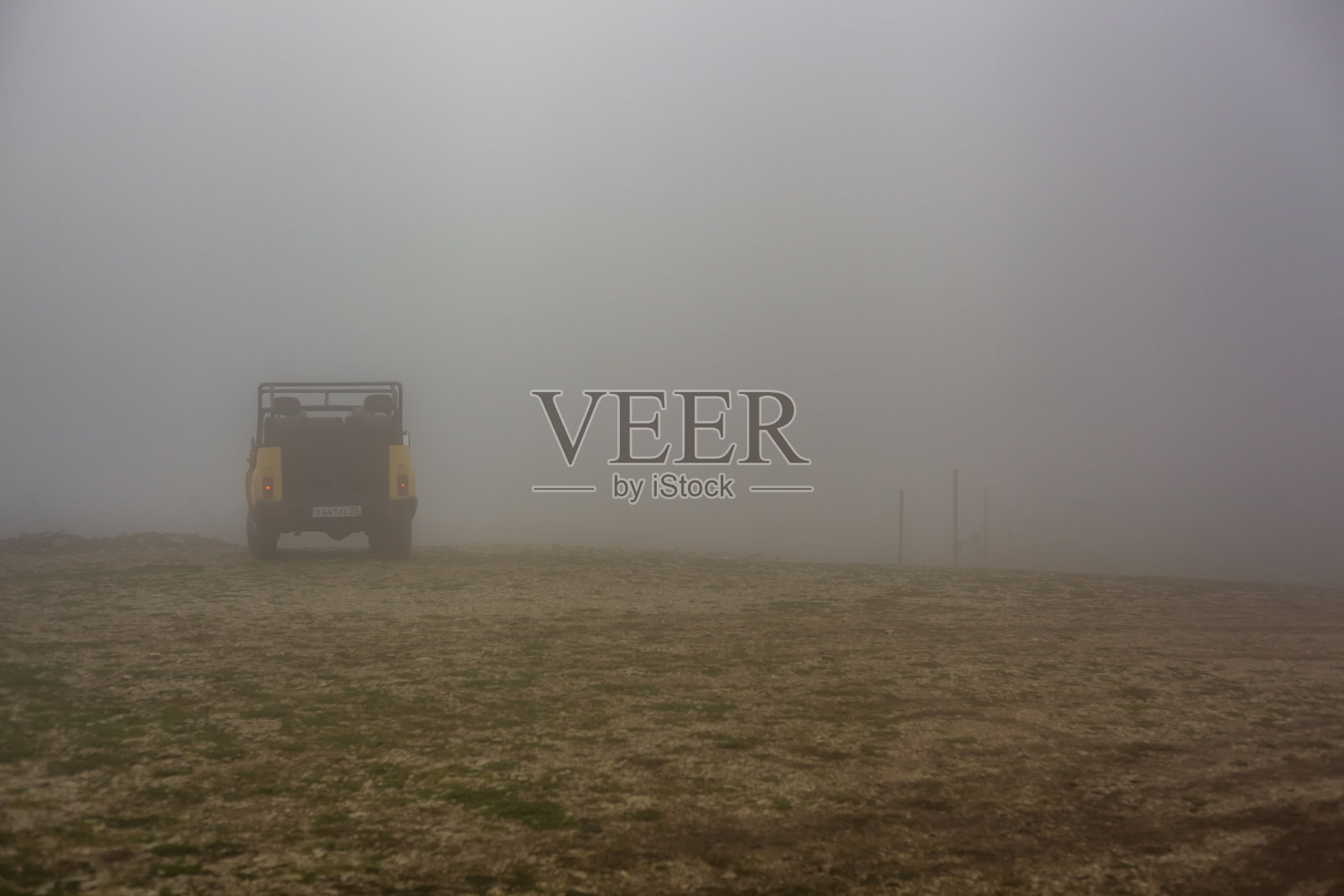 汽车停在田野里照片摄影图片