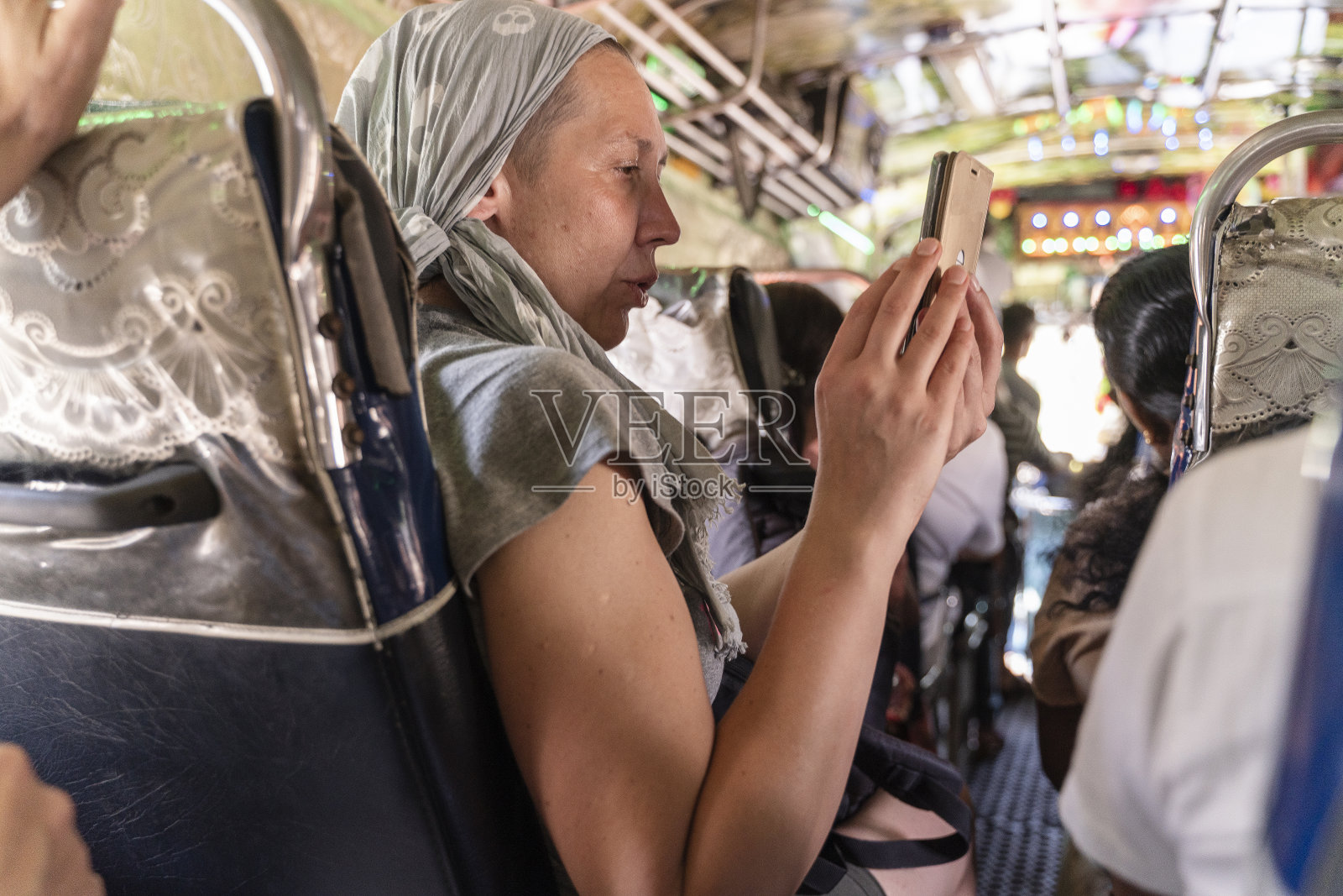 在斯里兰卡独自旅行时乘坐公共汽车的成熟欧洲妇女。照片摄影图片