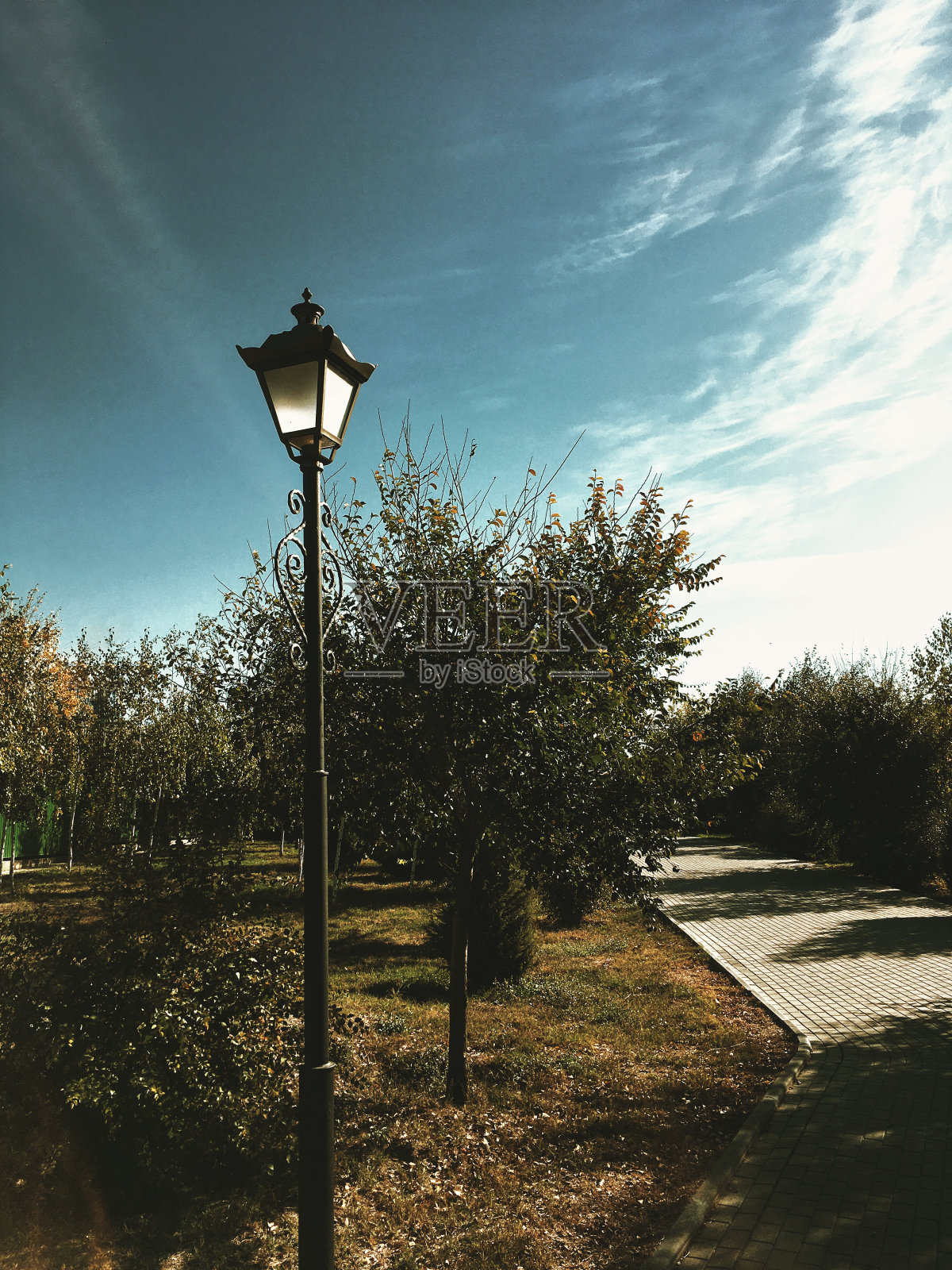 复古风格的灯笼和空巷照片摄影图片