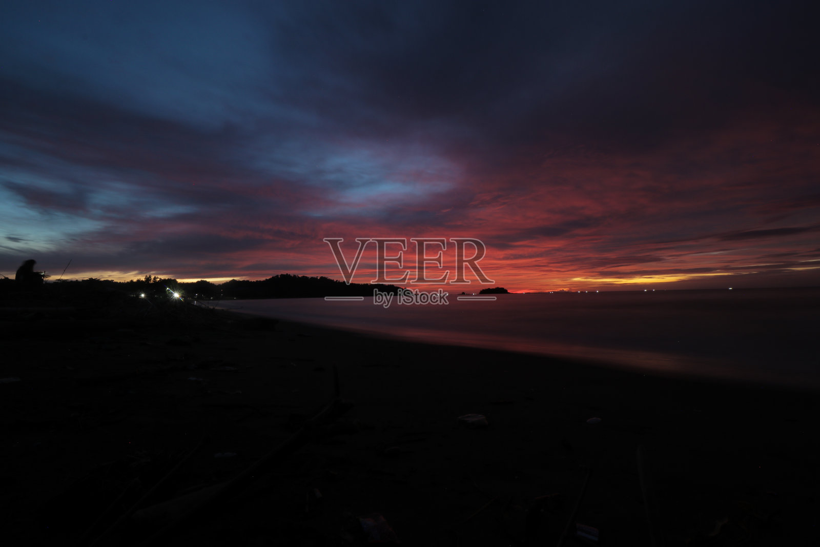 印度尼西亚，西爪哇岛，Palangpang Beach Sukabumi，美丽的日落与紫色和橙色的天空在黄昏时期。照片摄影图片