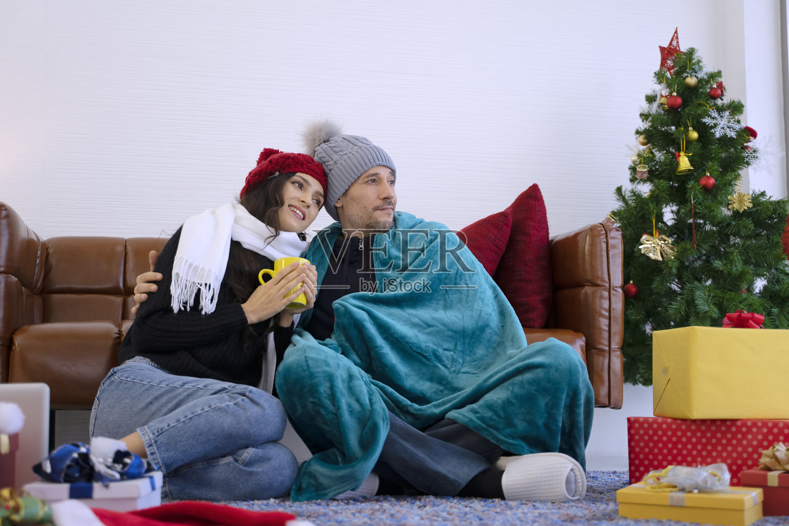 夫妇在家里庆祝圣诞节。照片摄影图片