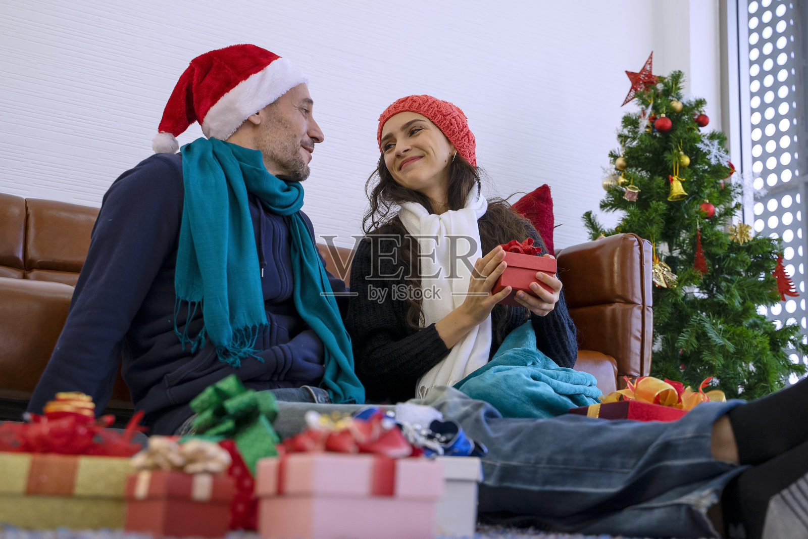 夫妇在家里庆祝圣诞节。照片摄影图片