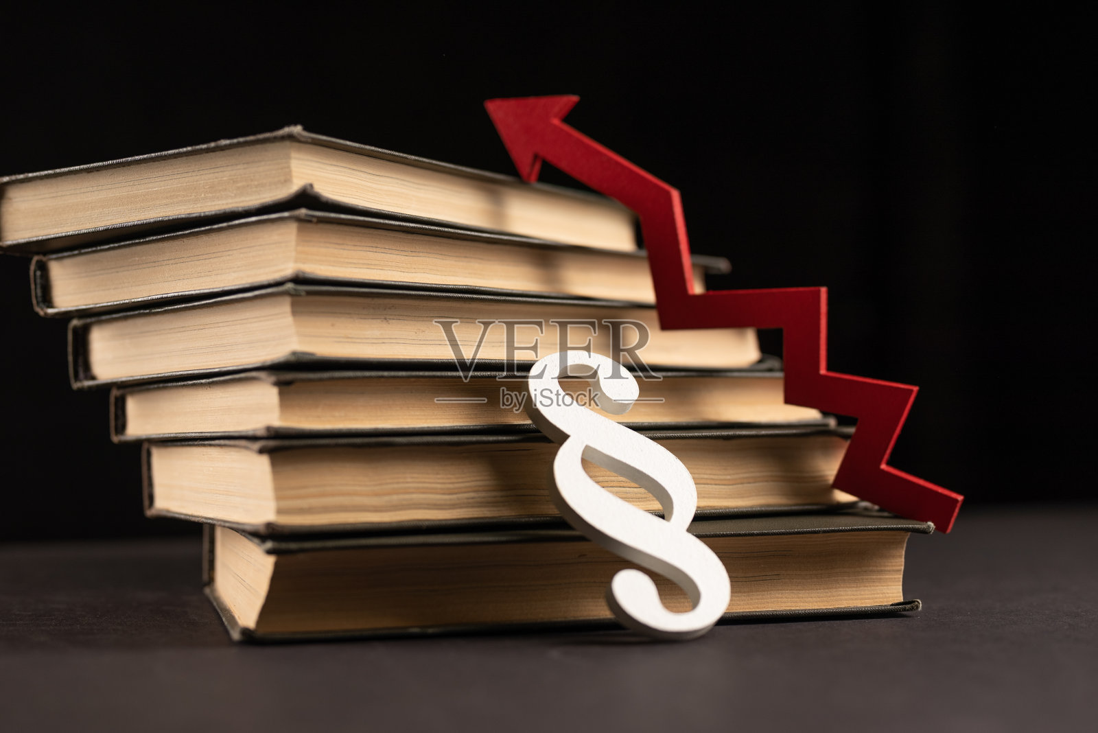 红色箭头，书籍和段落标志。教育和知识投资理念照片摄影图片