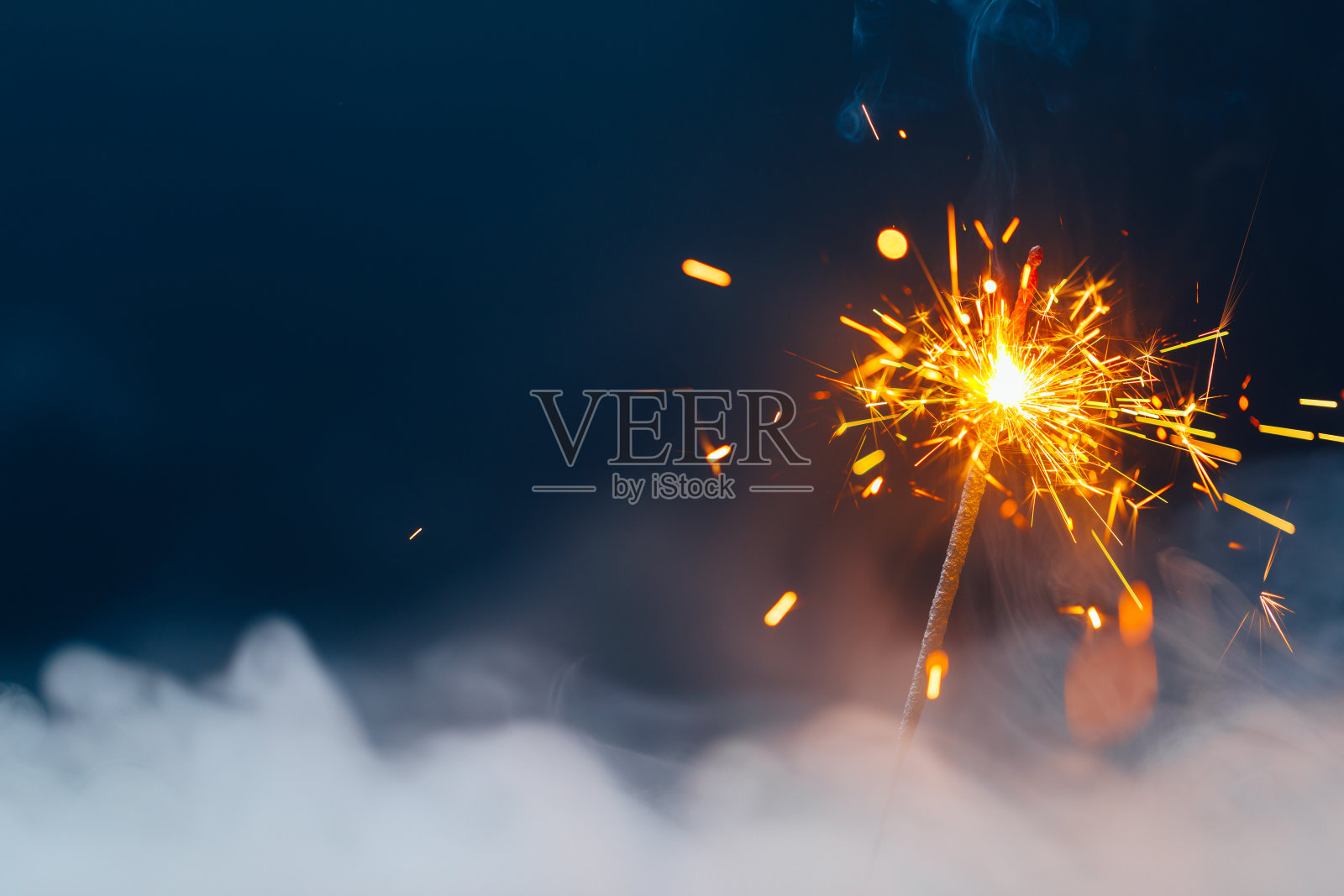 烟火在浓烟中闪烁，抽象了圣诞烟花的背景照片摄影图片