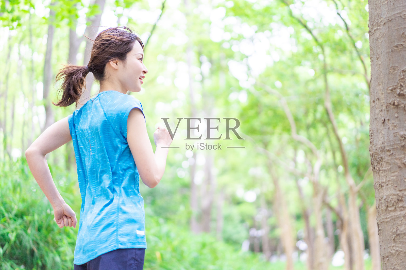 一个年轻女子在大自然中奔跑照片摄影图片