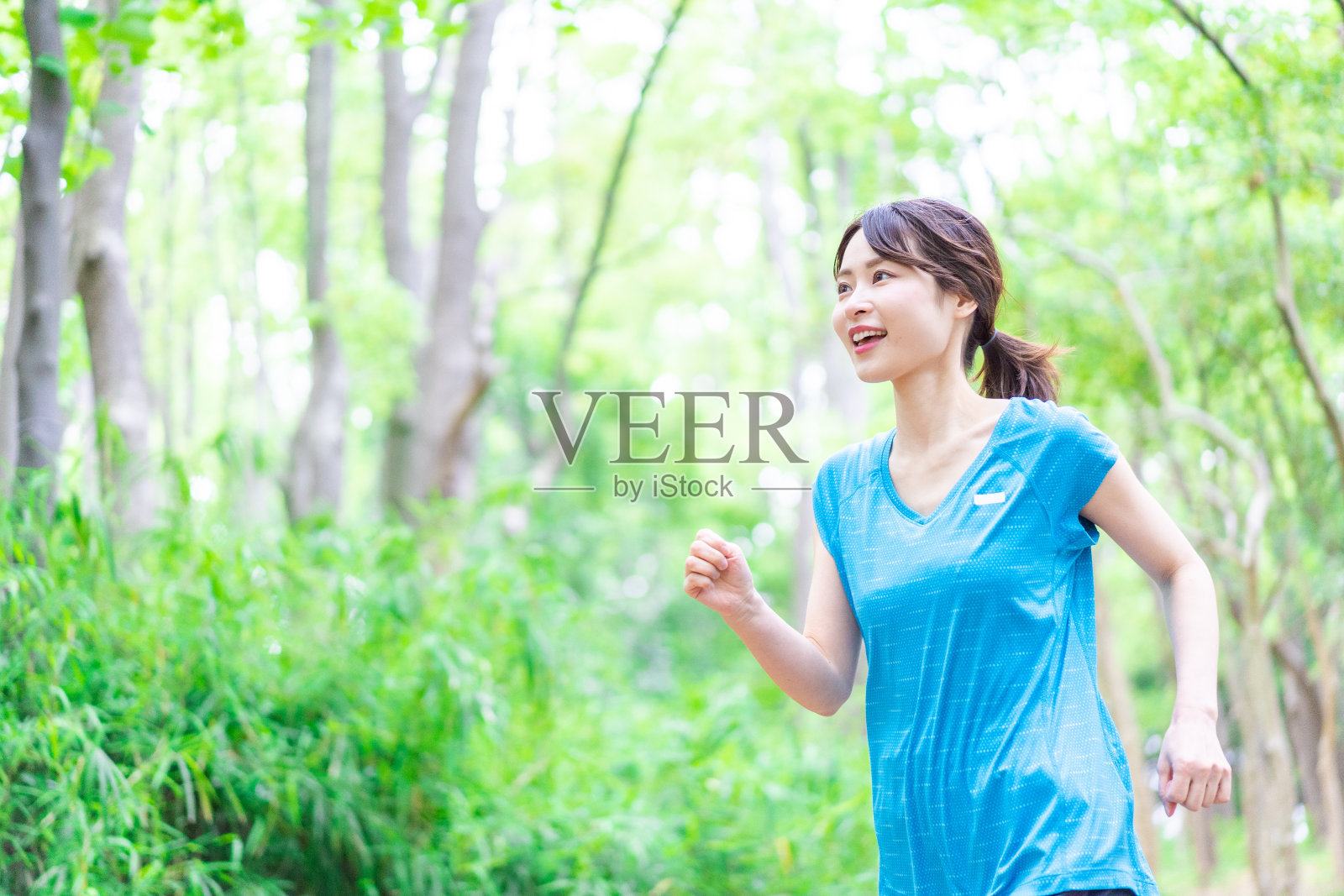 一个年轻女子在大自然中奔跑照片摄影图片