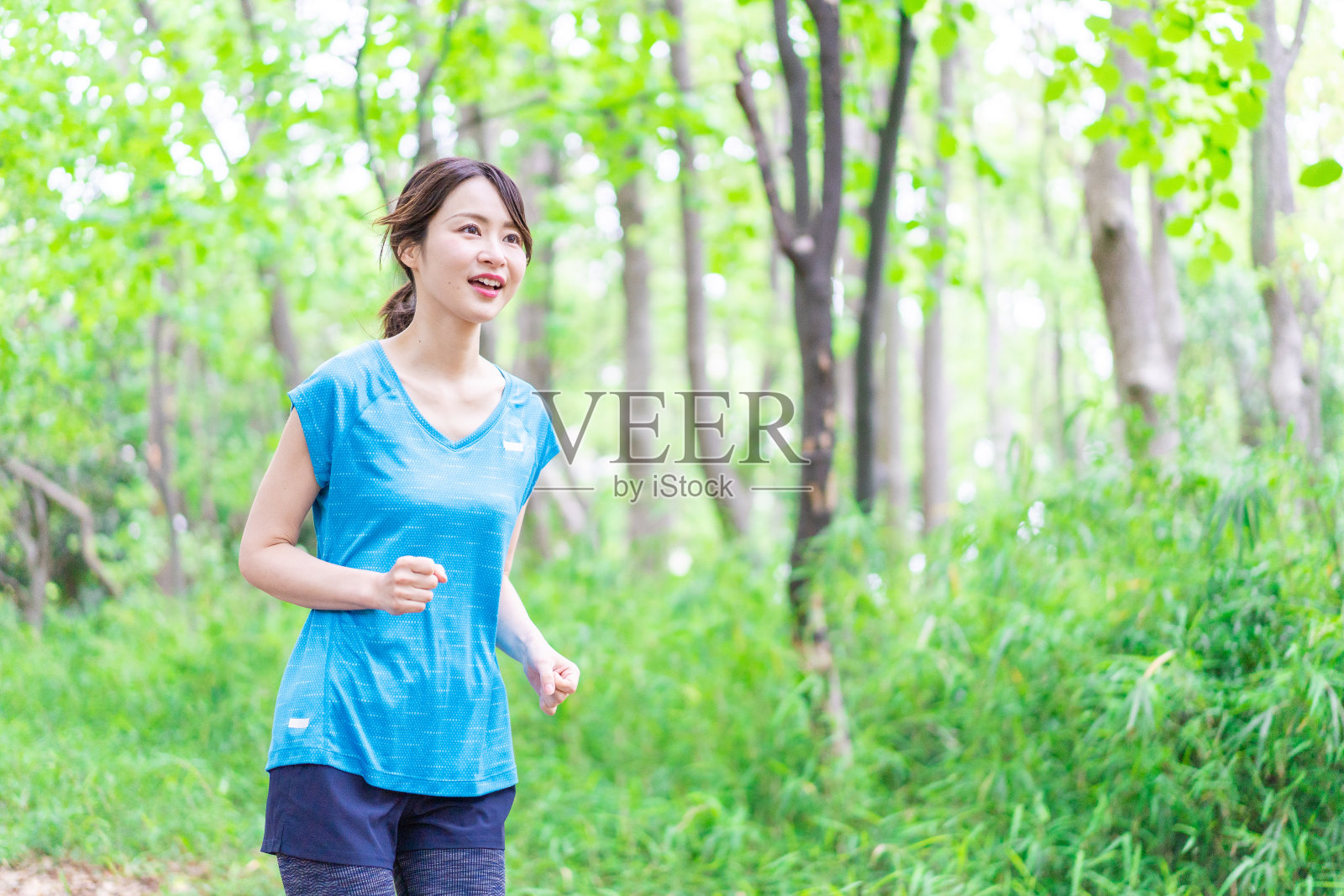 一个年轻女子在大自然中奔跑照片摄影图片