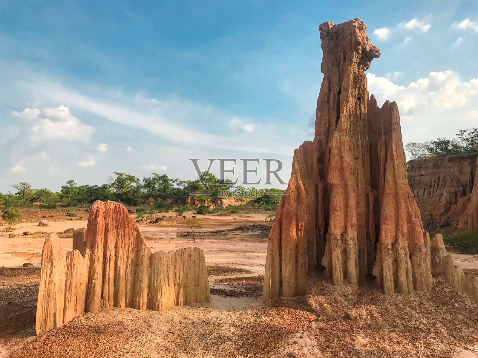 在柬埔寨Oddar Meanchey的Rolous Thom度假村，泥土形成的奇怪形状的景观。森林里的泥土构造。塔的土地。照片摄影图片