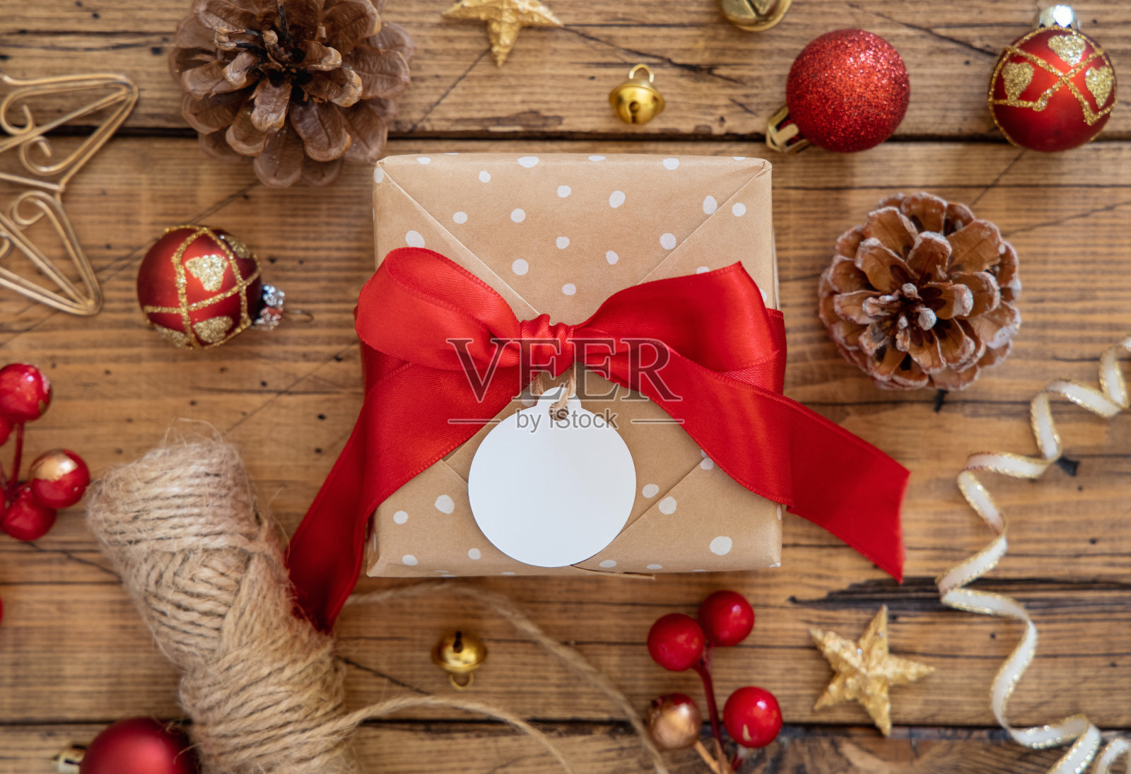 圣诞礼品盒与圆形空白礼物标签顶部视图照片摄影图片