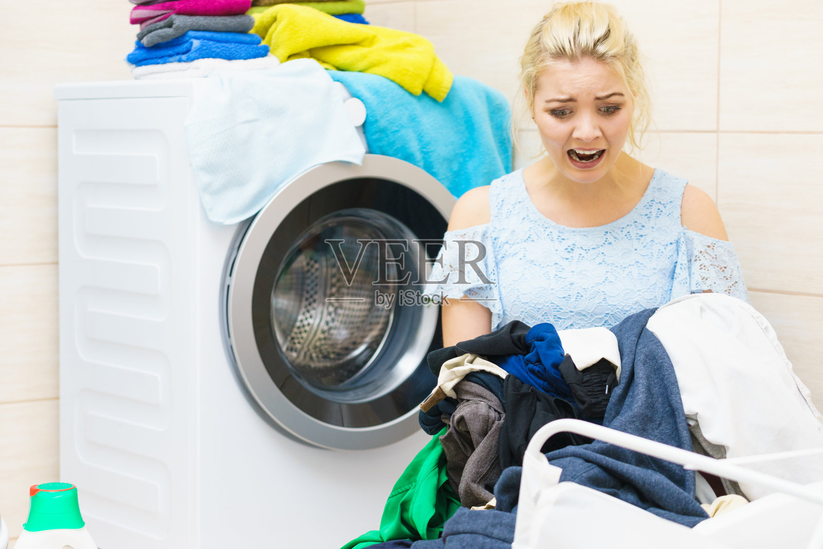 不开心的女人有很多衣服要洗照片摄影图片