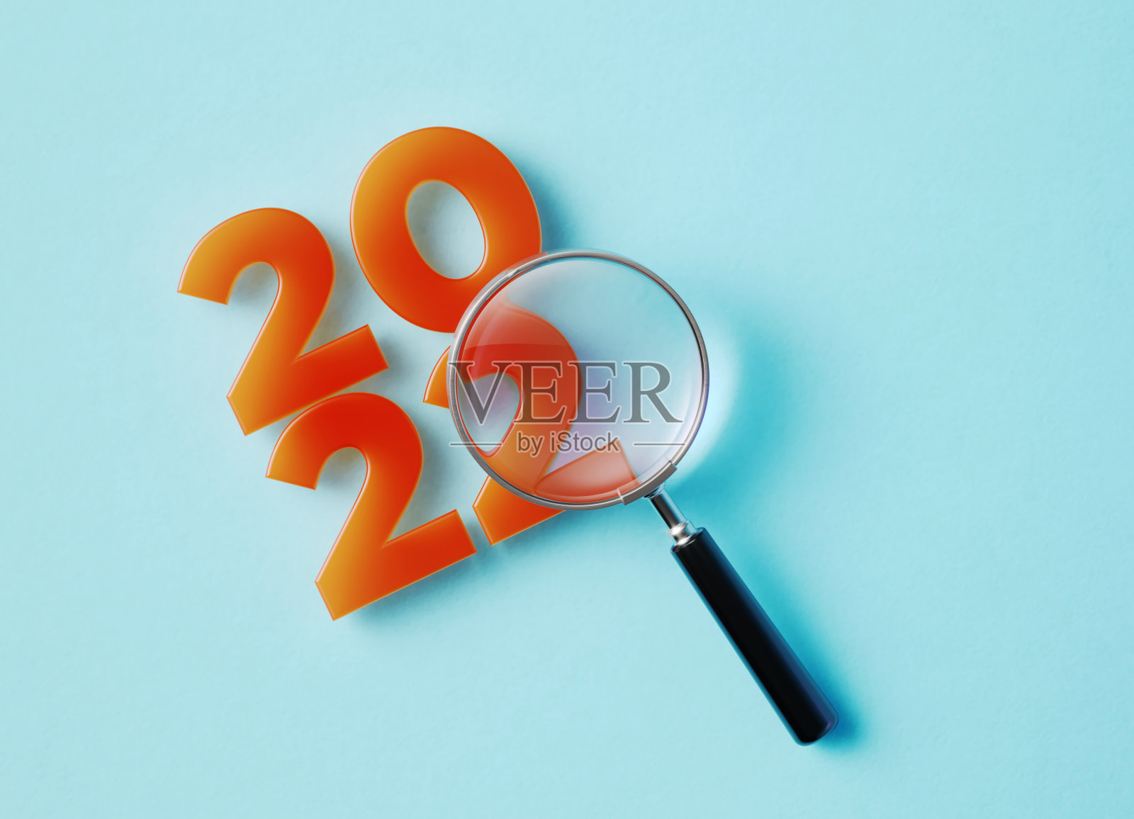 放大镜和2022在海蓝宝石背景照片摄影图片