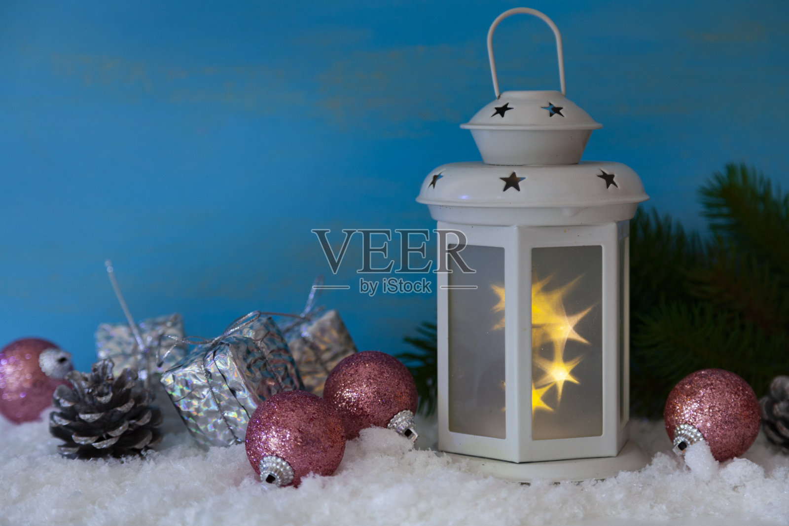 圣诞节装饰用灯笼和雪花装饰。照片摄影图片