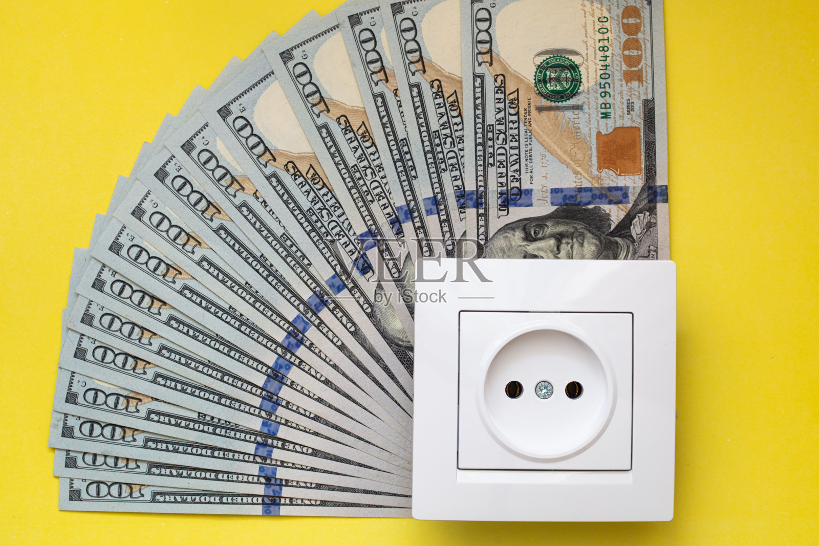 100美元钞票上的白色插座照片摄影图片