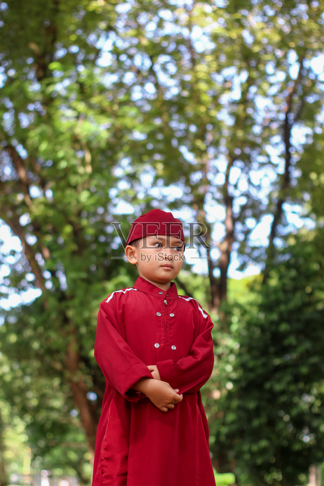 在公园里的亚洲穆斯林儿童照片摄影图片