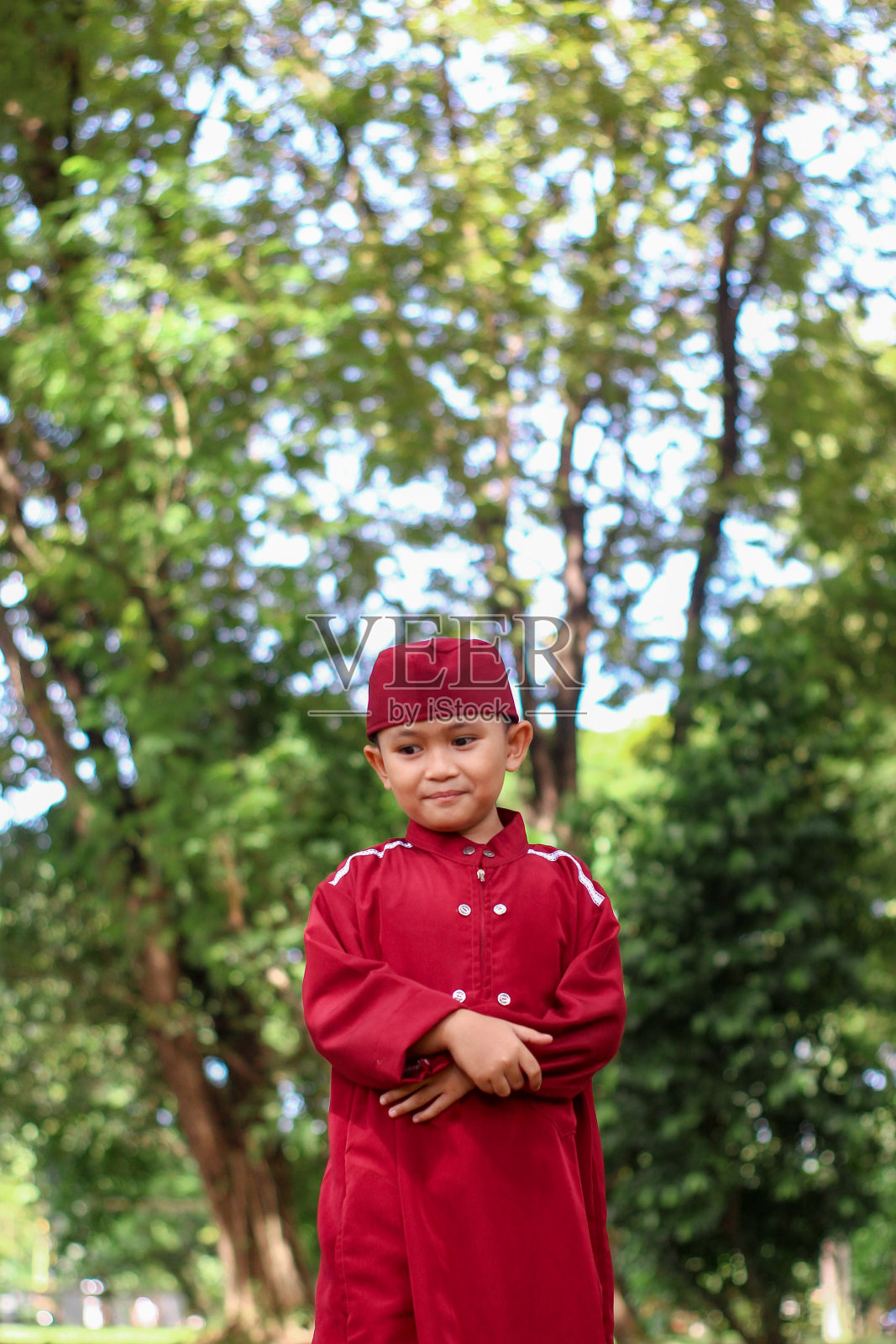 在公园里的亚洲穆斯林儿童照片摄影图片