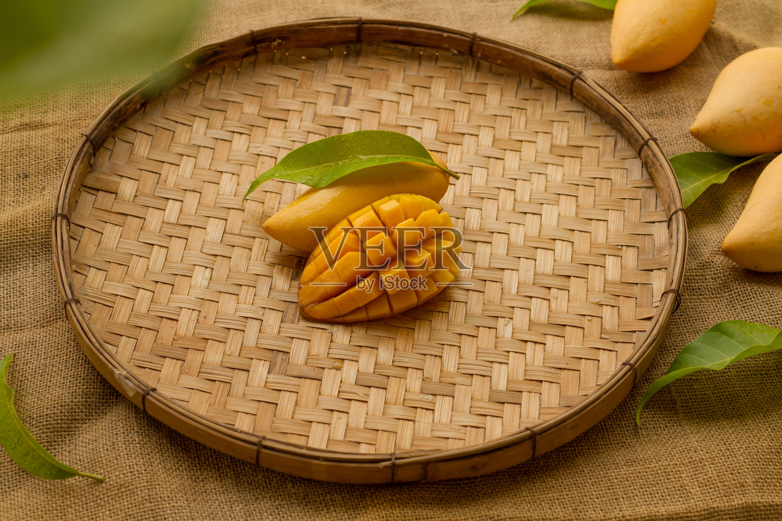 成熟的芒果水果带有热带的概念。照片摄影图片