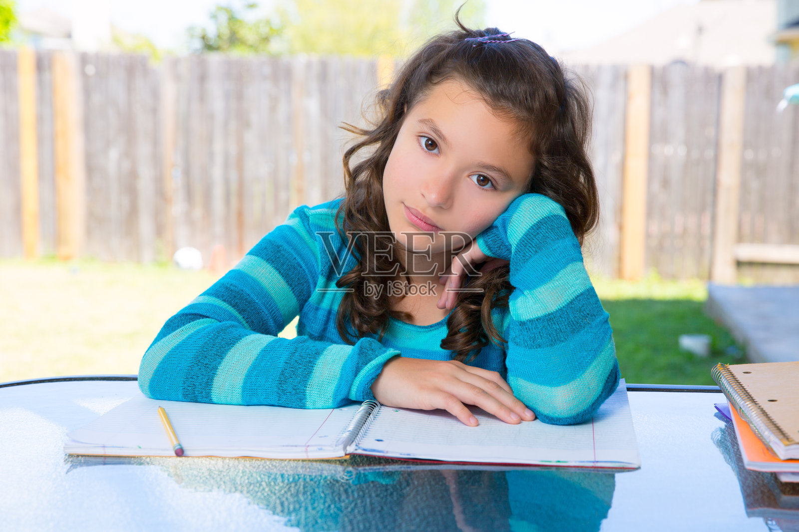 美国拉丁少女在后院做作业照片摄影图片