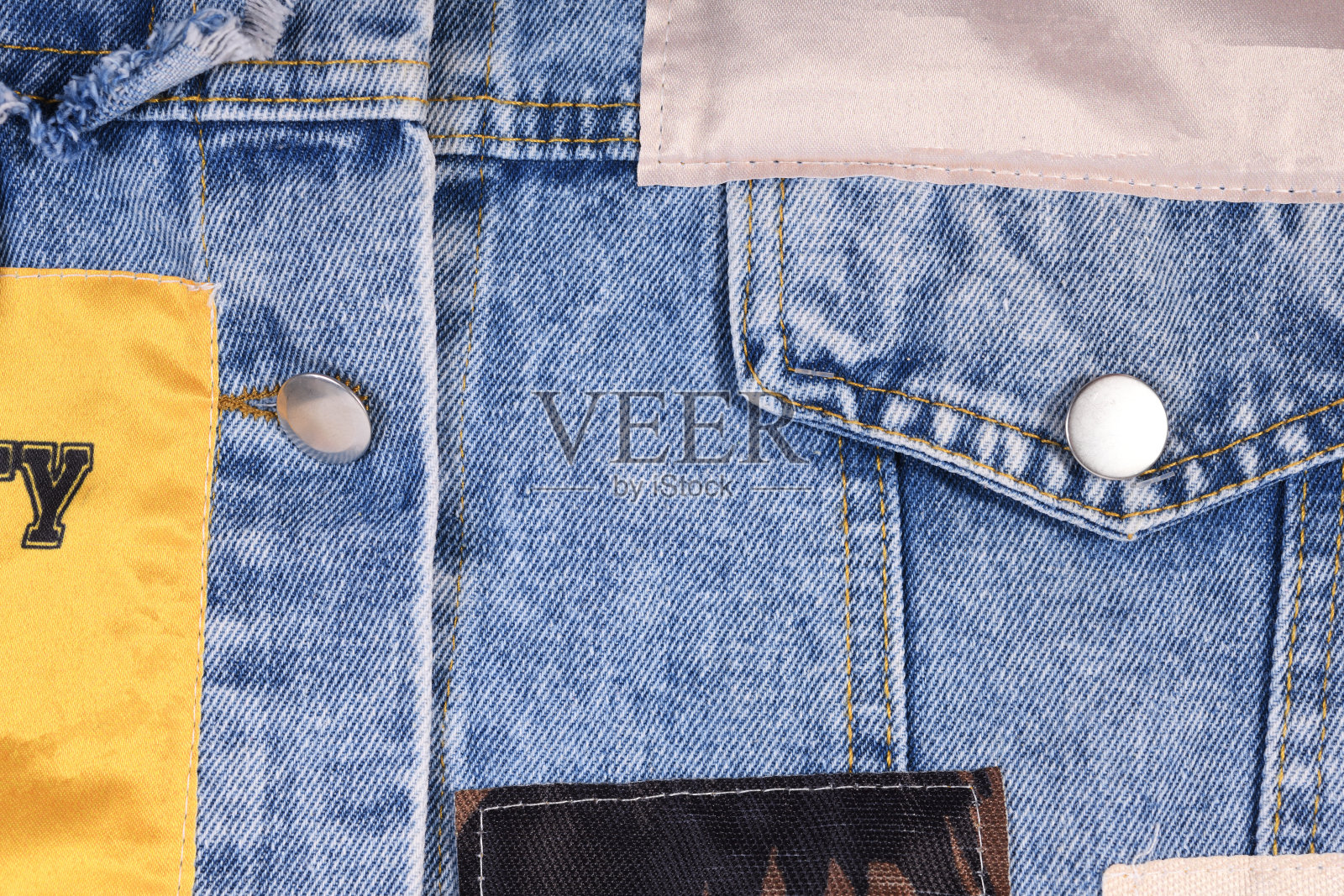 旧的蓝色牛仔裤背景和纹理接近。牛仔布缝。照片摄影图片