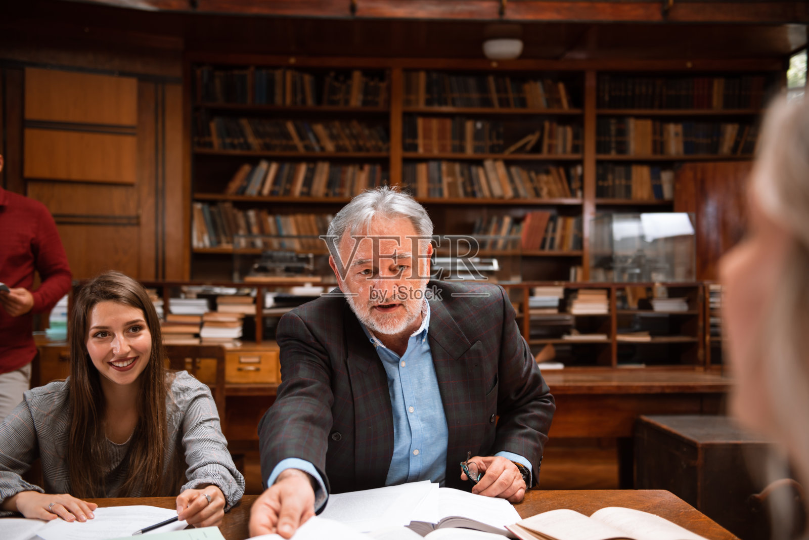 资深教授在大学图书馆给学生们作讲座照片摄影图片