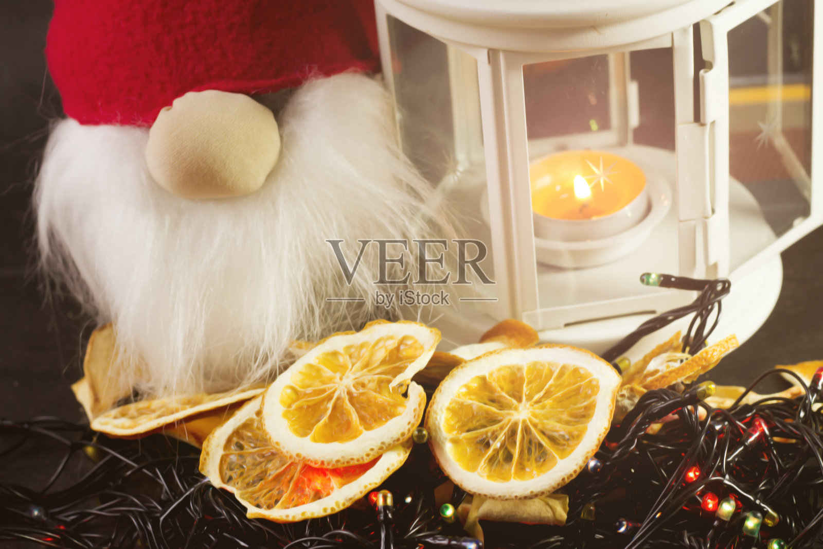 小矮人，圣诞灯笼和桔子片照片摄影图片
