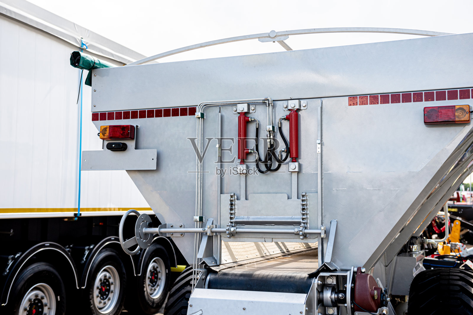 大型粮车在蓝天背景下照片摄影图片