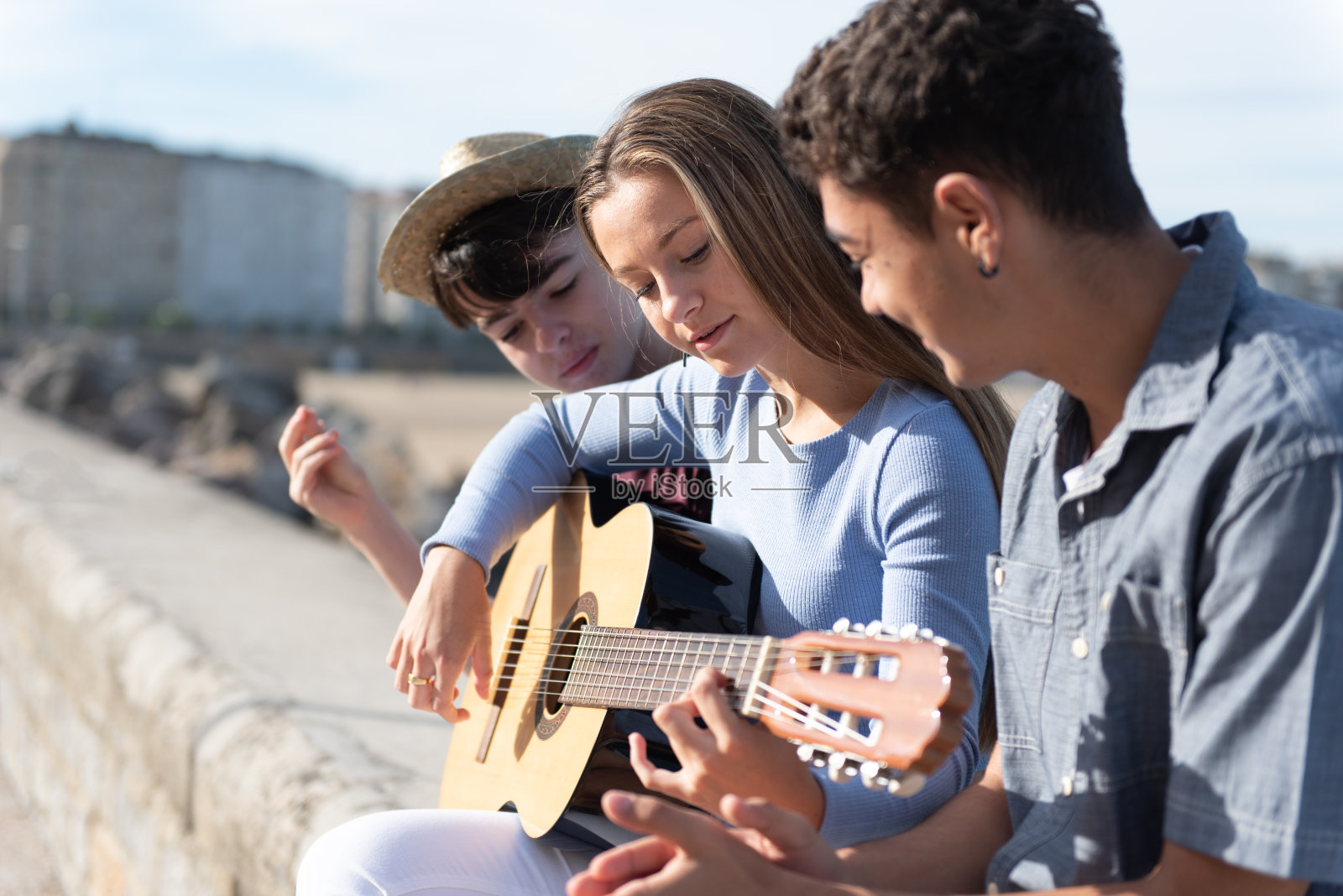 一群拿着吉他的青少年照片摄影图片