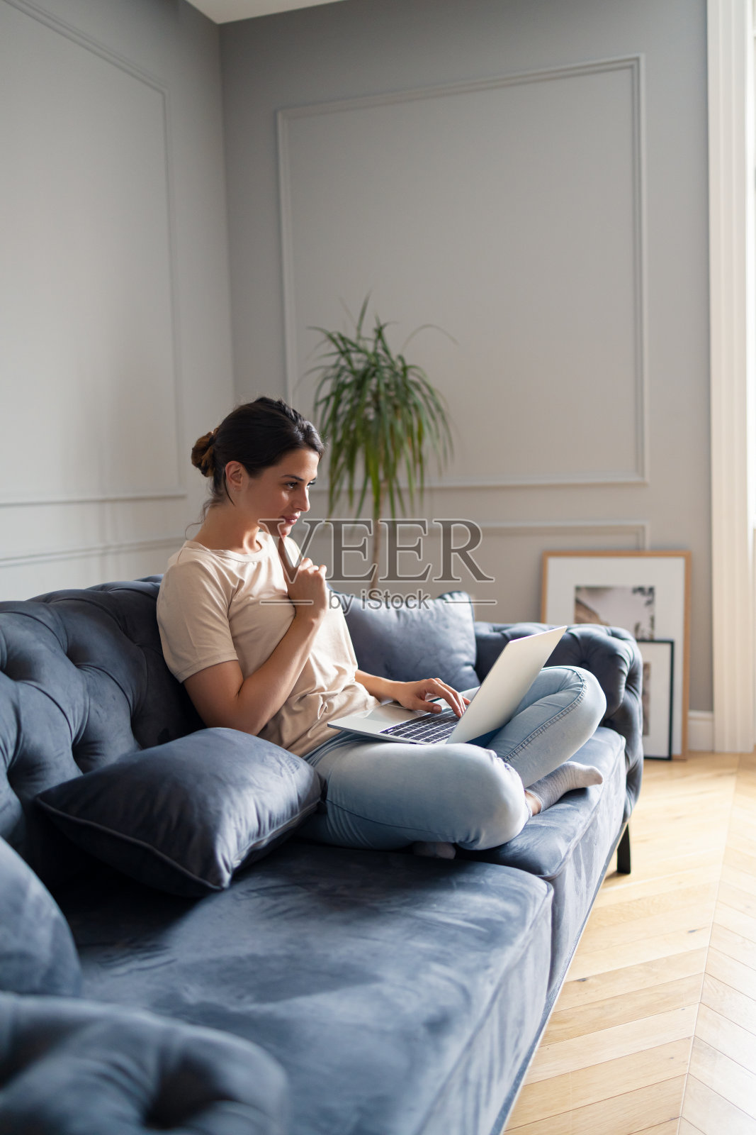 一位体贴的女士正在家里用笔记本电脑阅读电子邮件。照片摄影图片