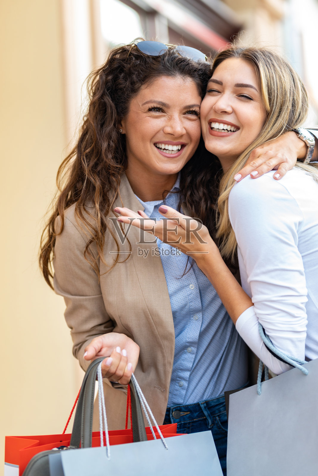 拿着购物袋的女孩照片摄影图片