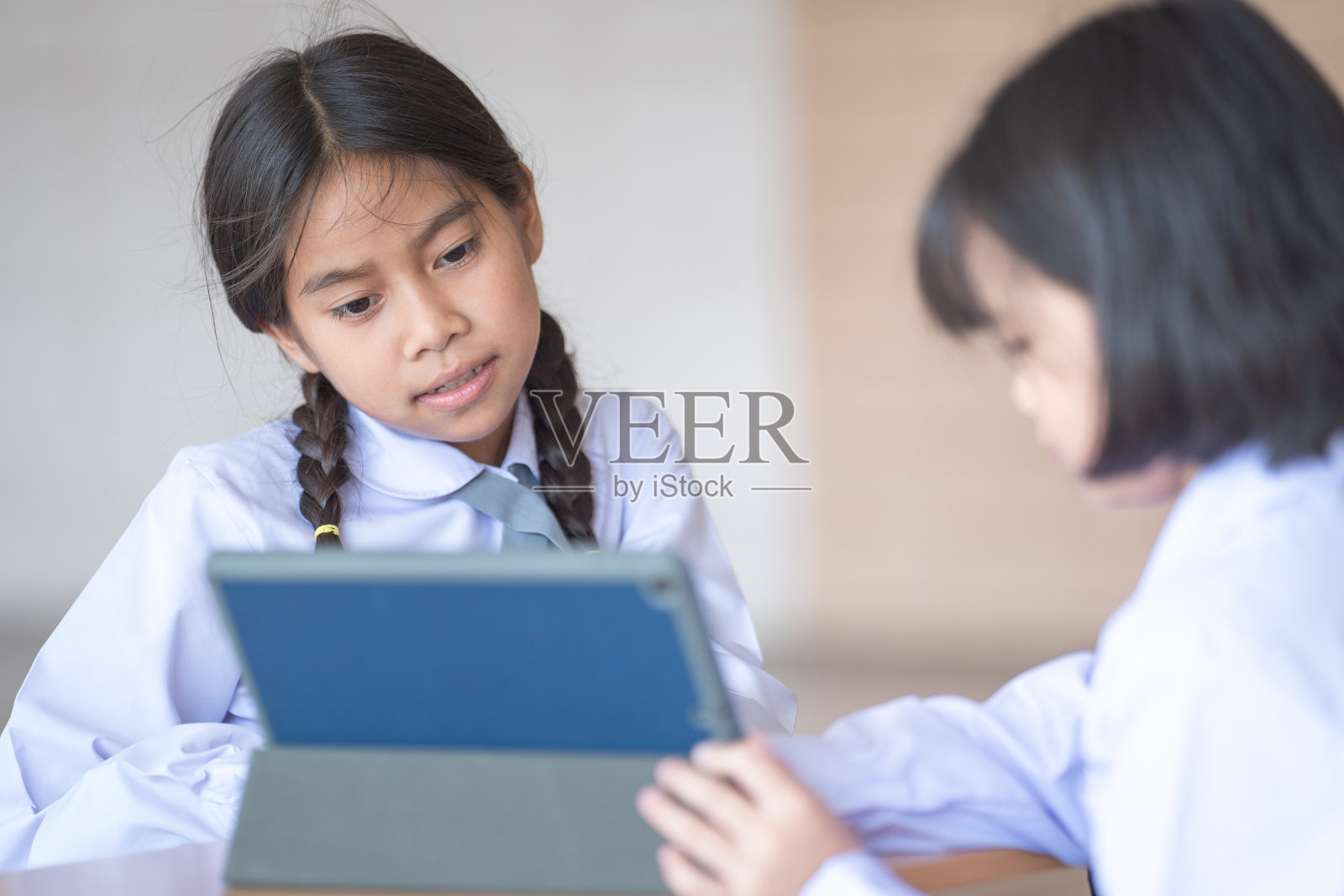 在新冠肺炎疫情封锁后，亚洲儿童和学生朋友们回到学校，一起使用电子平板电脑学习，在笔记本上写字。回到学校概念库存照片照片摄影图片