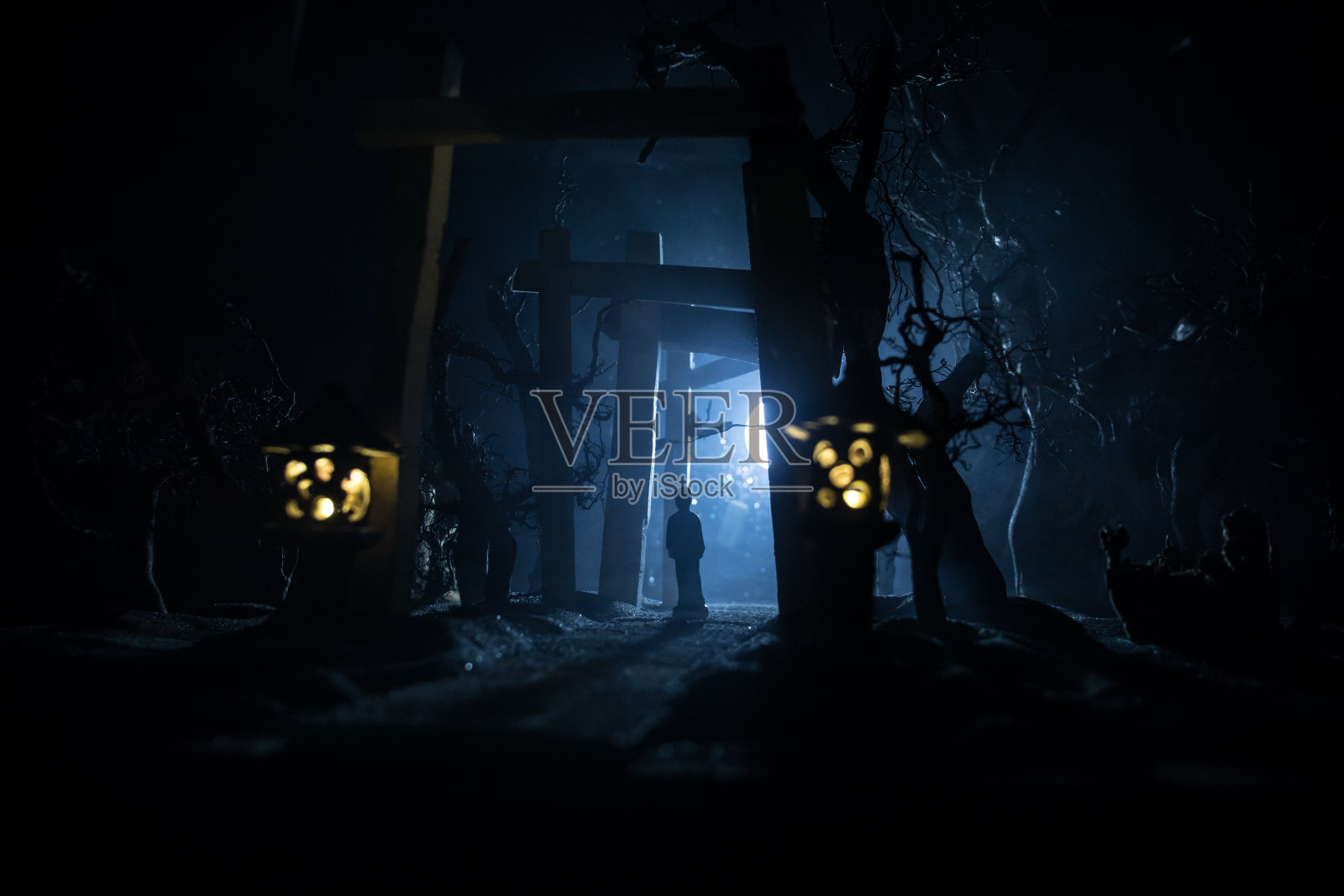 创意艺术品装饰。抽象日本风格的夜间木制隧道。有选择性的重点照片摄影图片