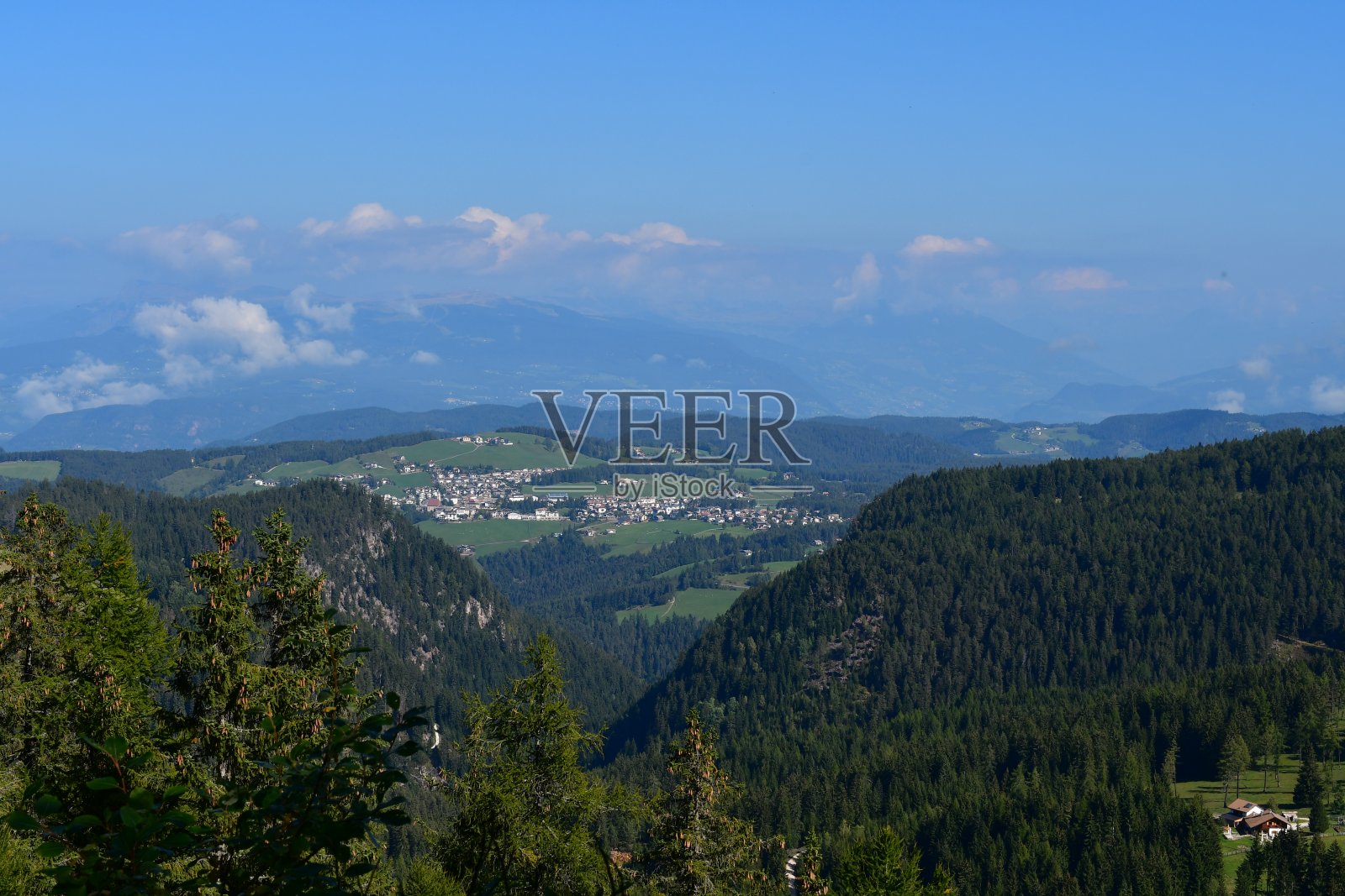 南蒂罗尔山脉和云朵的美丽风景照片摄影图片