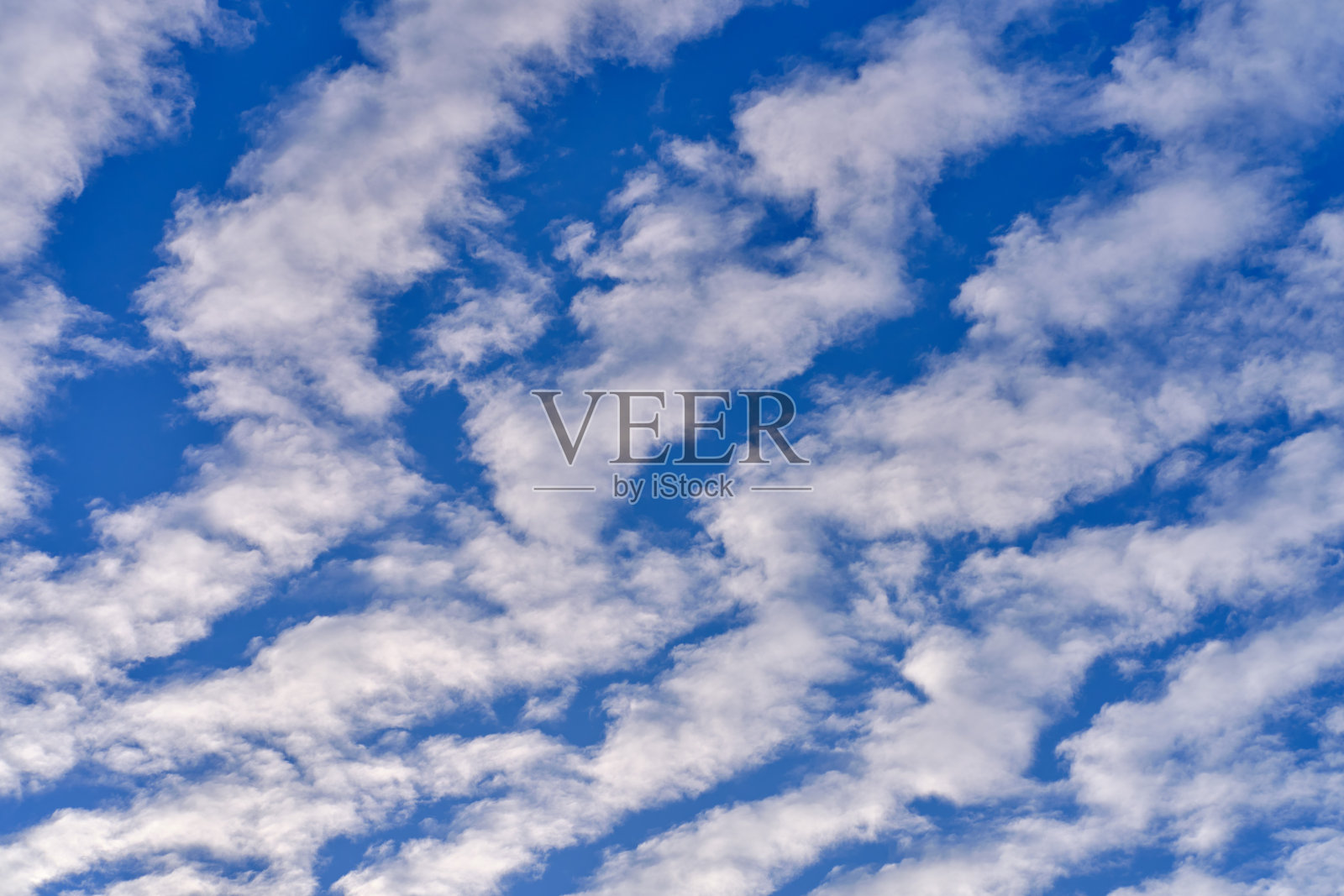 卷积云在天蓝蓝的天空，背景照片摄影图片