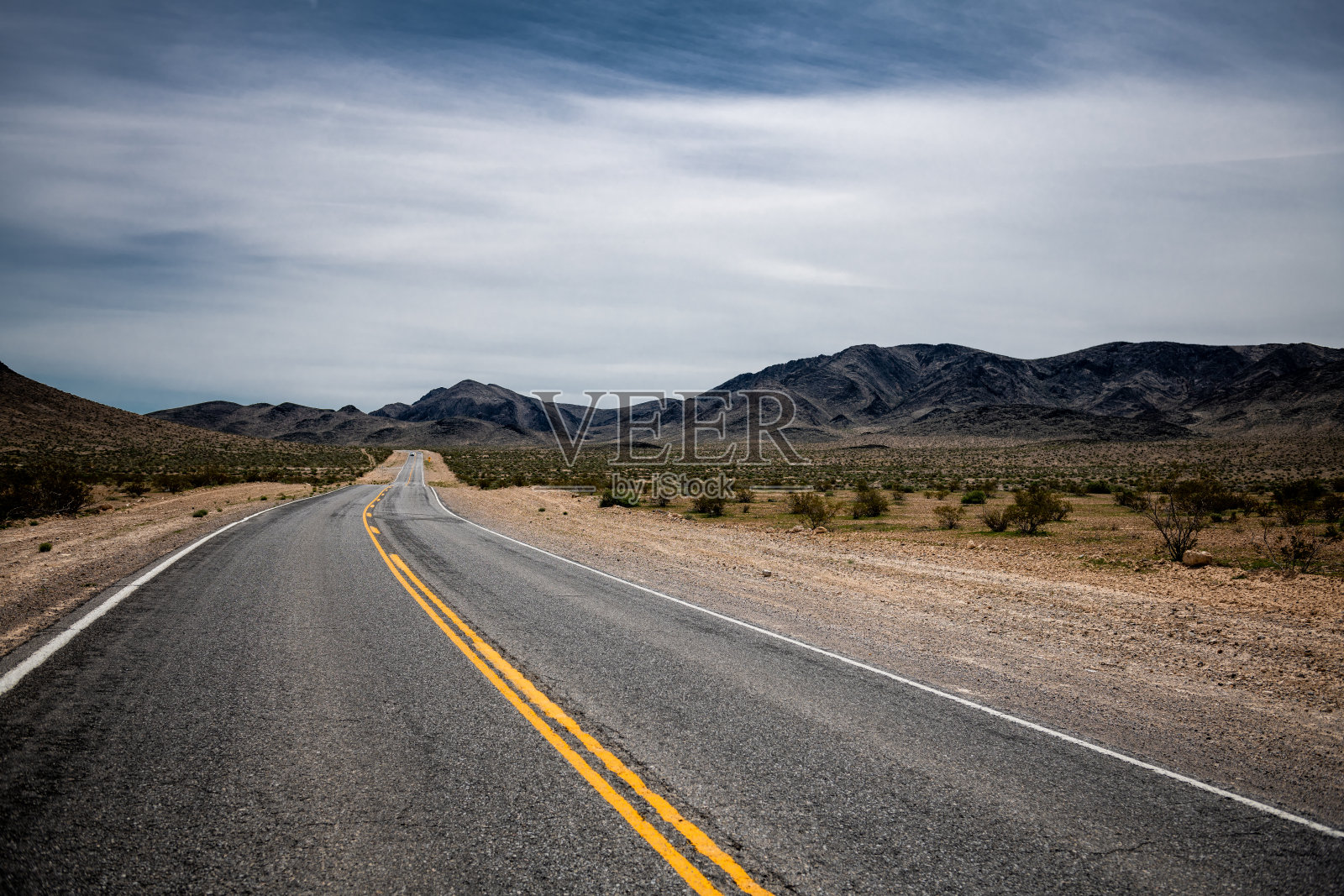加利福尼亚沙漠里的空路。照片摄影图片