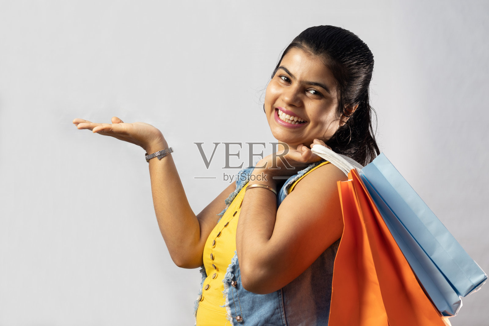 拿着购物袋的女人照片摄影图片