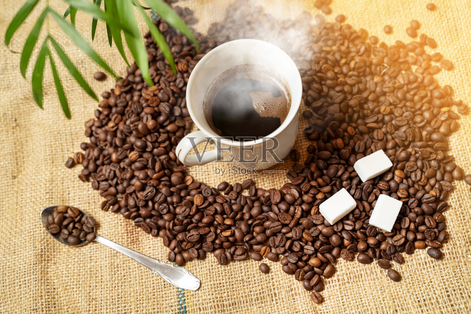 一杯热的土耳其咖啡，夹着咖啡豆和糖照片摄影图片