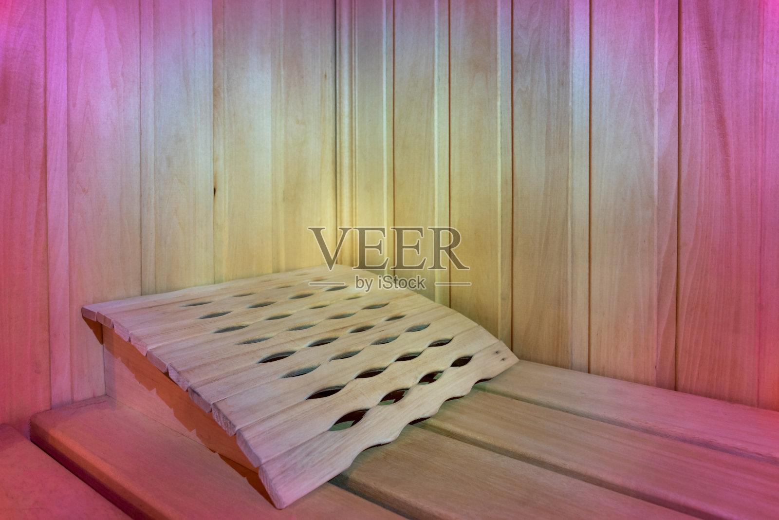 明亮的粉红色灯光照亮了米色木制桑拿房照片摄影图片