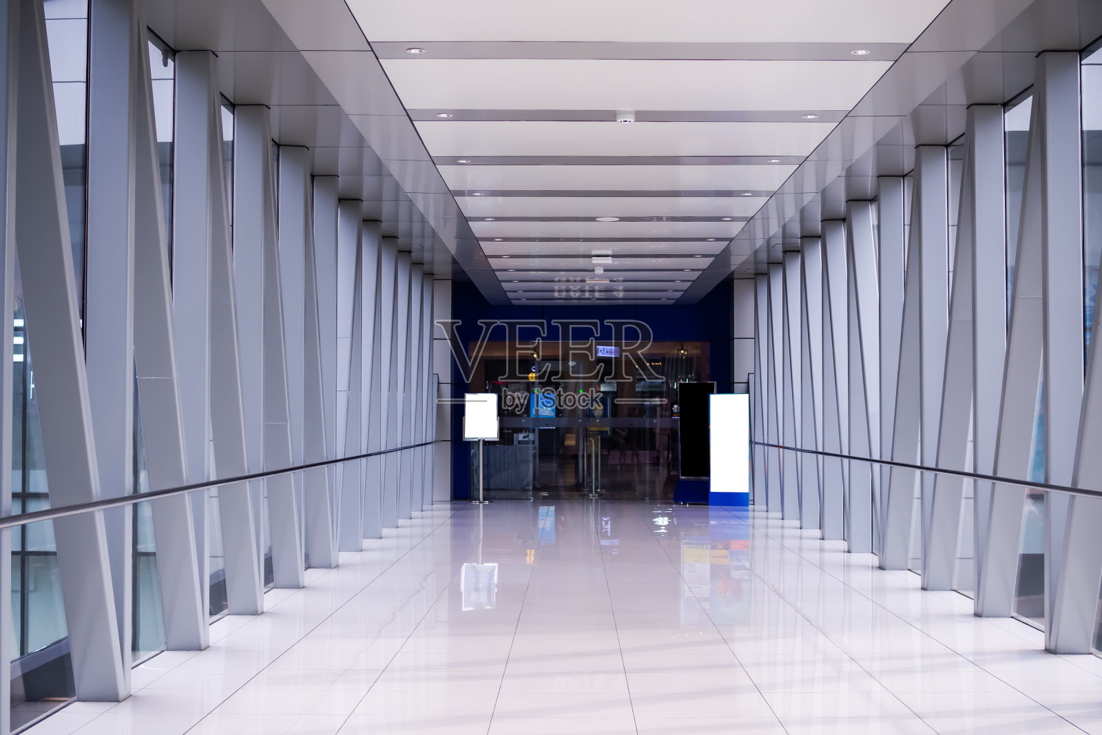 天桥通往超市门口。照片摄影图片