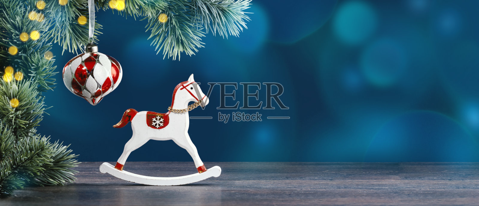 圣诞节的装饰品和礼物在绿色与雪花照片摄影图片