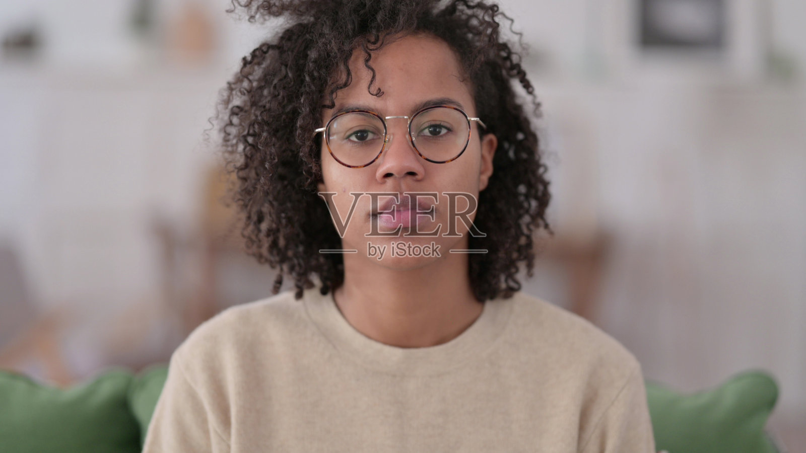 非洲妇女在家进行在线视频聊天照片摄影图片